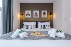 En eller flere senge i et værelse på Modern apartment in Crewe by 53 Degrees Property, ideal for long-term Business & Contractors - Sleeps 4