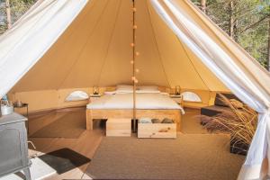 Posezení v ubytování Mönus Paik Glamping