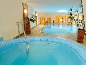 Bazén v ubytování Hotel Eller nebo v jeho okolí