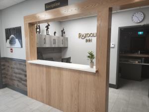 Lobby o reception area sa Razoolies Inn