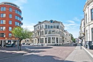 una calle de la ciudad con un edificio y edificios blancos en De Pikeur, en Deventer