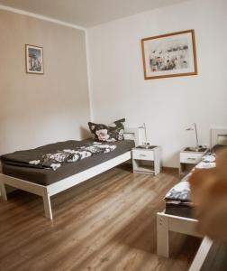 - une chambre avec un lit et 2 tables de chevet dans l'établissement Pension32, à Burg bei Magdeburg