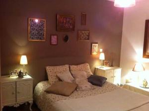バイヨンヌにあるラ シャンブル ドット ドゥマーノ サントルヴィル デ バイヨンヌのベッドルーム1室(白いベッド1台、ナイトスタンド2台付)