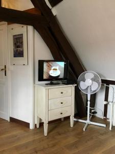 A television and/or entertainment centre at Au coin romantique