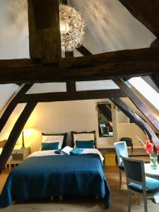 ヴェルノンにあるAu coin romantiqueのベッドルーム(青いベッド1台、シャンデリア付)
