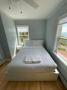 um quarto com uma cama com duas toalhas em Captain's Residence em Marquette