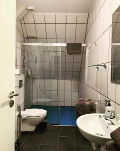 uma casa de banho com um WC e um lavatório em Pension32 em Burg bei Magdeburg