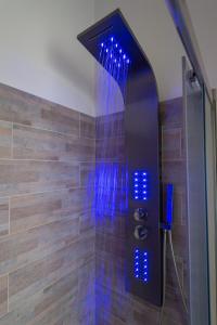 bagno con doccia con luci blu di SUITE184 a Bari