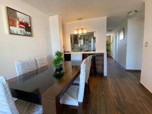 a kitchen and dining room with a dining table and chairs at Dpto 1er nivel en La Serena in Coquimbo