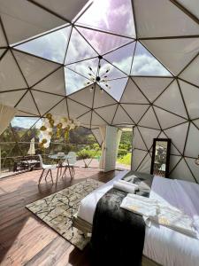 - une chambre avec une grande tente au plafond dans l'établissement Golden Glamping, à Guatavita