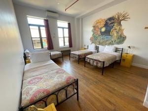 Postel nebo postele na pokoji v ubytování NY Moore Hostel
