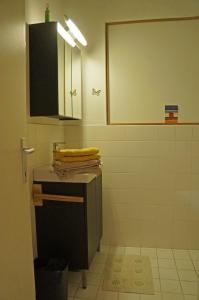 ein Bad mit einem Waschbecken und einer Theke in einem Zimmer in der Unterkunft Apt in center of Ostende 20min from Bruges in Ostende