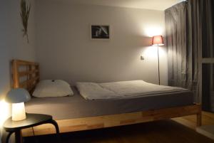 1 dormitorio con cama, lámpara y silla en Ferienhäuschen Möwenschiss, 500m zum Strand en Graal-Müritz