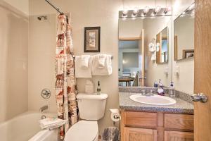 Ένα μπάνιο στο 10 Mi to Ski Silverthorne Condo with Hot Tub Access +25 φωτογραφίες