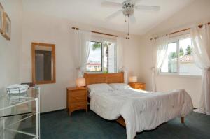 - une chambre avec un lit et 2 fenêtres dans l'établissement Coral Bay Beachfront Paradise Villa Private Pool, à Coral Bay