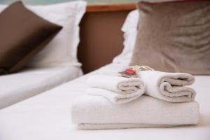 Ένα ή περισσότερα κρεβάτια σε δωμάτιο στο Hotel Suite Ares +56 φωτογραφίες