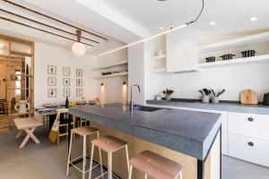 ビアリッツにあるPAMPA KEYWEEK Town house with terrace in Biarritzのキッチン(大きなカウンター、スツール付)