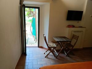 a dining room with a table and chairs and a television at Podere I Laghi in Tavarnelle in Val di Pesa