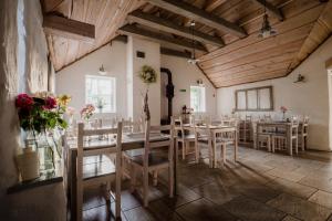 Reštaurácia alebo iné gastronomické zariadenie v ubytovaní Zielone Wzgórze