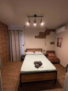 ein Schlafzimmer mit einem Bett in einem Zimmer in der Unterkunft Grecos ART SKIATHOS in Skiathos-Stadt