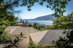 uma vista para o oceano a partir de uma casa em aMaRe Country House em Caminha