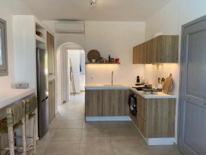 una cocina con fregadero y encimera en Beachhouse Omega Naxos, en Agia Anna de Naxos