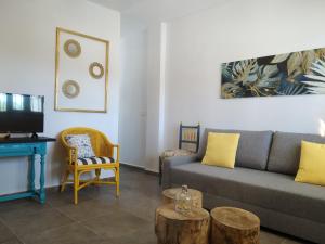 a living room with a couch and a table at Atalaya de los Bermejales Villa privada piscina in Los Morales