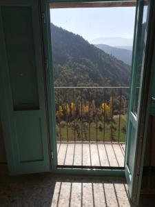 an open door with a view of a mountain at Casa Fonte Vallone in Pacentro