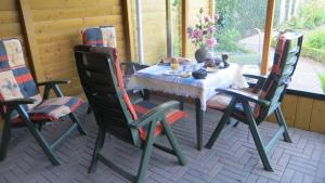 a table and chairs sitting on a patio at B&B Ans en Ben Streppel in Twello