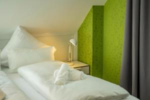 メーアスブルクにあるGästehaus am Schlossplatz, Z. 4のぬいぐるみが置かれたベッドのある寝室