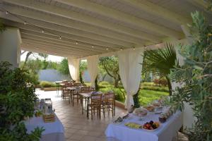 Ein auf einer Terrasse gedeckter Tisch in der Unterkunft B&B Li Ccoti in Cannole