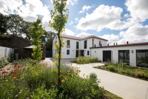 um jardim com flores em frente a uma casa em ALBERGUE O FERVELLO em Santiago de Compostela