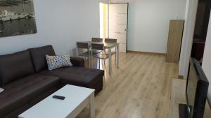 Część wypoczynkowa w obiekcie Atractivo apartamento en la playa con parking