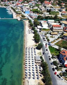 - une vue aérienne sur une plage avec des voitures garées dans l'établissement Ares Suites, à Plataria