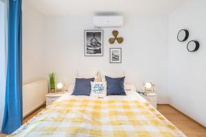 A bed or beds in a room at Központi teraszos klímás apartman