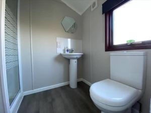 Ένα μπάνιο στο Lakeside cabin set in the Kentish countryside +10 φωτογραφίες