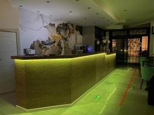 a bar with a green floor in a room at Hotel Ideal Sottomarina in Sottomarina