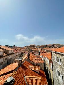 vistas a una ciudad con techos rojos en Ida Old Town Rooms 2 en Dubrovnik