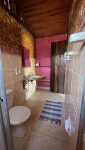 łazienka z toaletą i umywalką w obiekcie Chalés Ouro de Minas w mieście Conceição da Ibitipoca