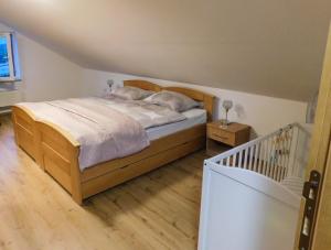 Rúm í herbergi á Apartman Lara
