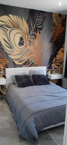 sypialnia z łóżkiem i obrazem na ścianie w obiekcie APARTAMENTO CENTRICO w mieście Fuengirola