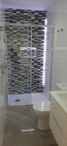 łazienka z toaletą i oknem z żaluzjami w obiekcie APARTAMENTO CENTRICO w mieście Fuengirola