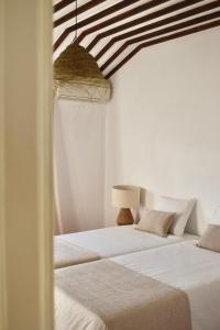 Tempat tidur dalam kamar di Beach house upscale villa with pool