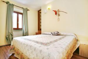 una camera da letto con un letto con un uccello sul muro di Villa Camilla - WIDE - EXCLUSIVE POOL a Lucca