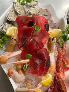 une assiette de nourriture avec du homard et des huîtres dans l'établissement Il Castello, à Villaputzu