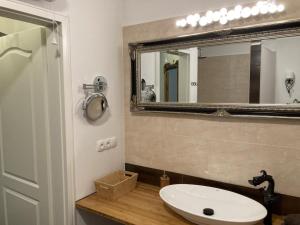 La salle de bains est pourvue d'un lavabo et d'un miroir. dans l'établissement Goldene Wachau - Privatzimmer, à Aggsbach