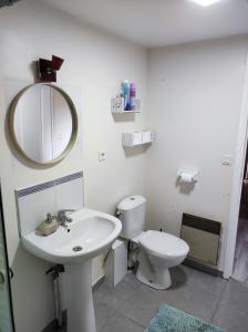 kaon nil في غيرزا: حمام مع حوض ومرحاض ومرآة