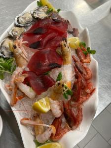 une assiette de nourriture avec des fruits de mer sur une table dans l'établissement Il Castello, à Villaputzu