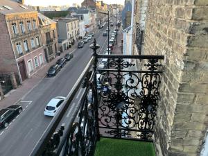 Una vista de una calle de la ciudad desde un balcón. en Verdun Doré - Parking gratuit, Netflix, Balcon, Internet Fibre - 2 Ch, en Le Havre