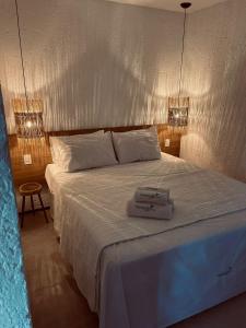 - une chambre avec un lit et 2 serviettes dans l'établissement 7 ESTRELAS PATACHO, à Porto de Pedras